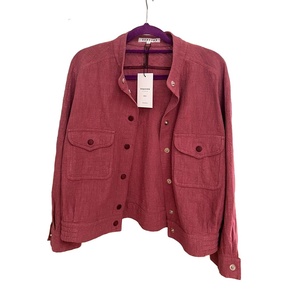 Блузка-бомбер бордового цвета.